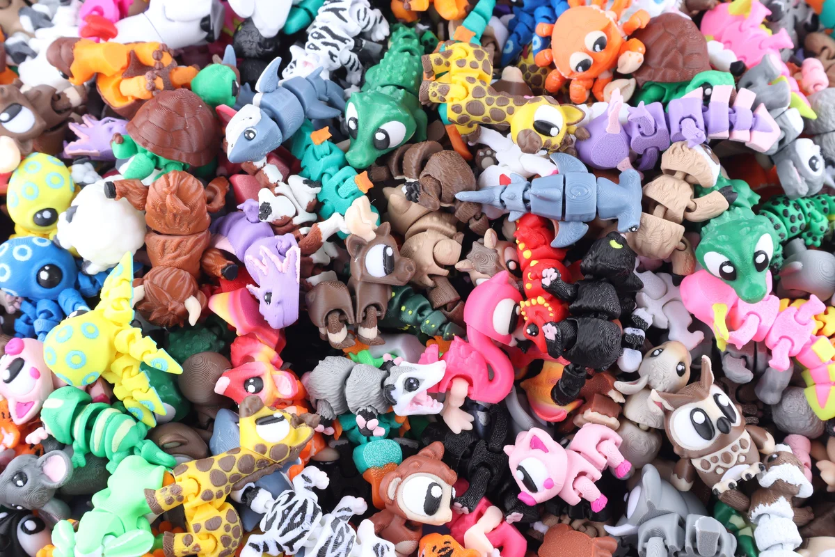 Pilha de miniaturas impressas em várias cores